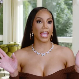 The Braxtons Sneak Peek Maid of Honor Tamar Braxton Debates Attending Sister Towandas Wedding