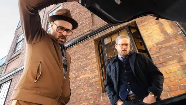 Colin Farrell and Charlie Hunnam in The Gentlemen