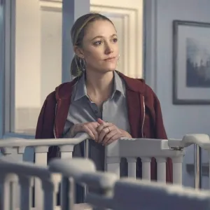 Maika Monroe and Mary Elizabeth Winstead in The Hand That Rocks the Cradle