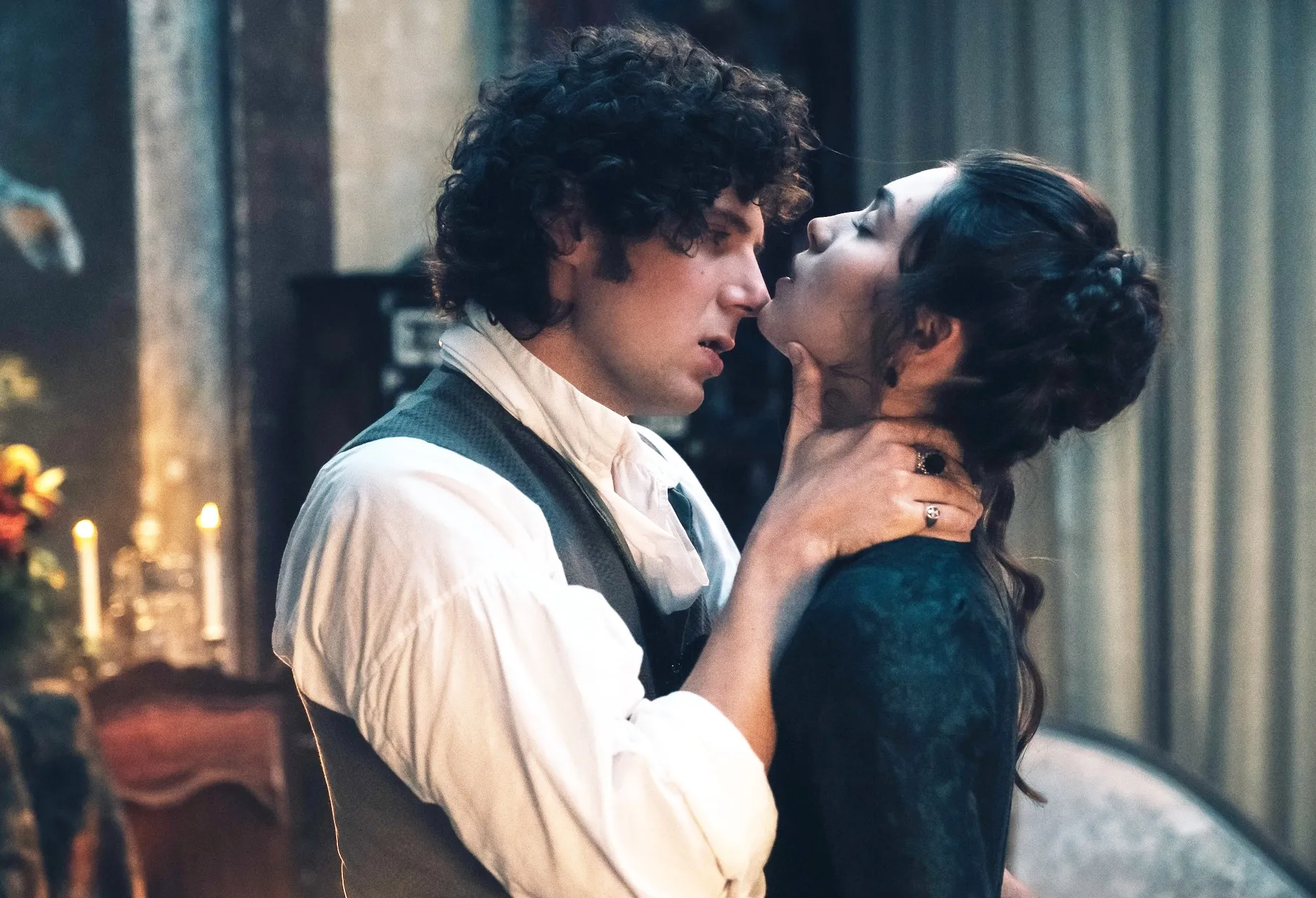 Vincent Lacoste and Anamaria Vartolomei in The Seduction