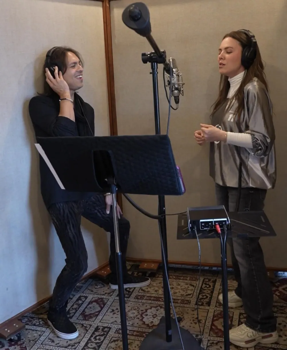 Luis Maldonado y Joy Huerta en el estudio de grabaci&oacute;n