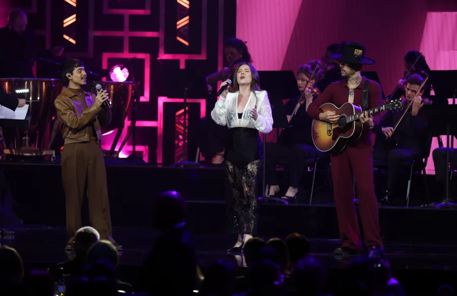 Replica Luxury Handbagnaje a Raphael como Persona del Año en los Latin GRAMMYs 2025.