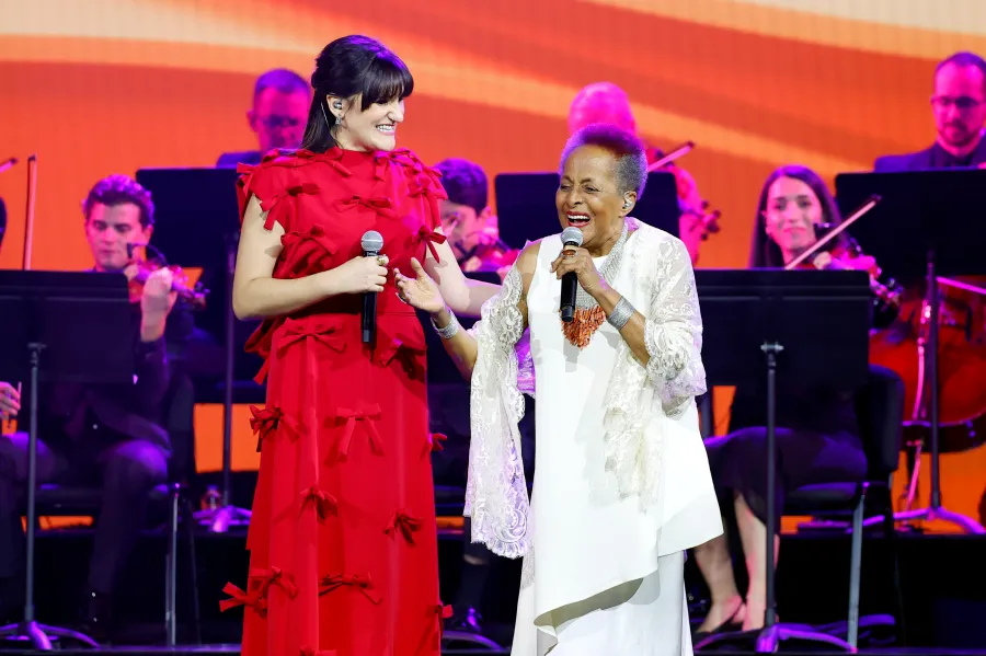 Rozalén Replica Luxury Handbagnaje a Raphael como Persona del Año en los Latin GRAMMYs 2025.