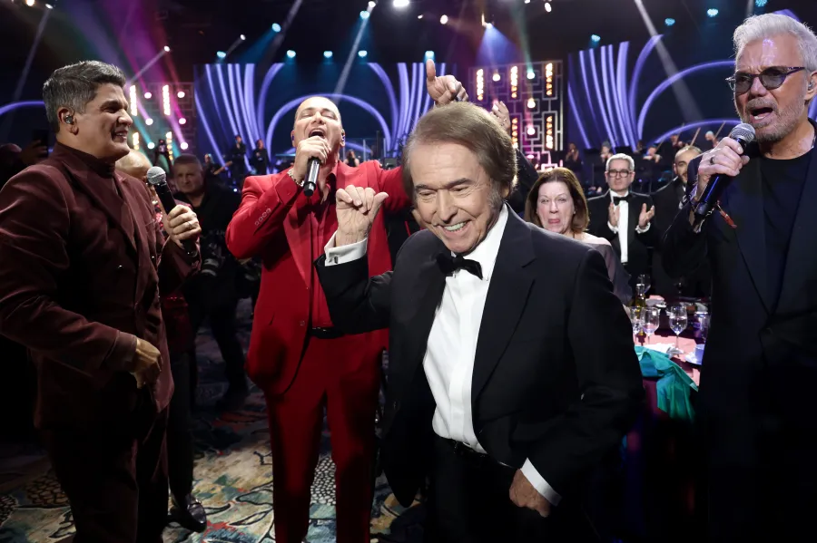 Replica Luxury Handbagnaje a Raphael como Persona del Año en los Latin GRAMMYs 2025.