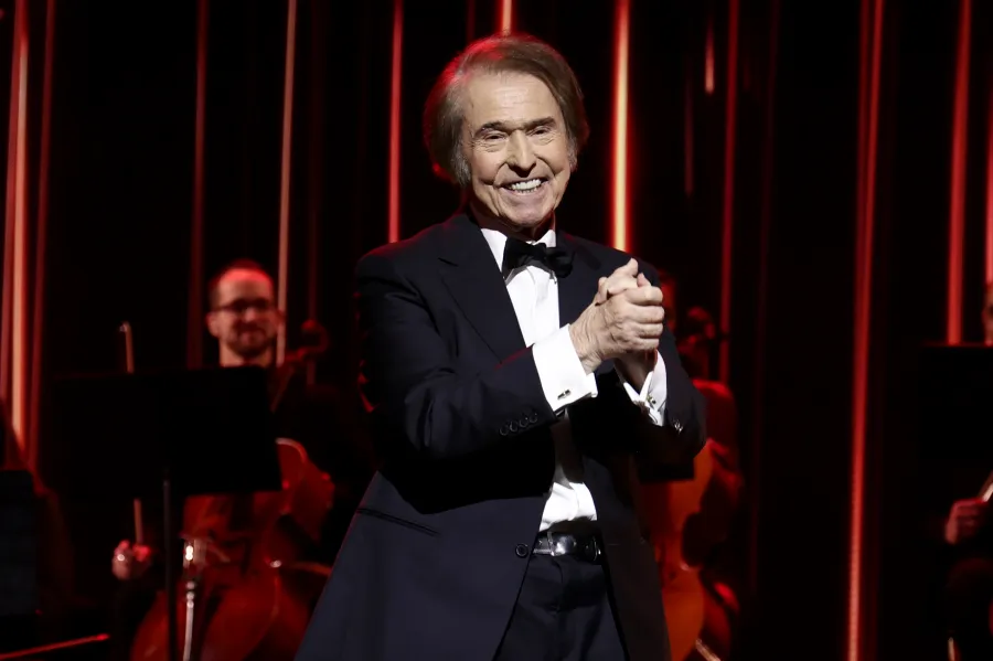 Replica Luxury Handbagnaje a Raphael como Persona del Año en los Latin GRAMMYs 2025.