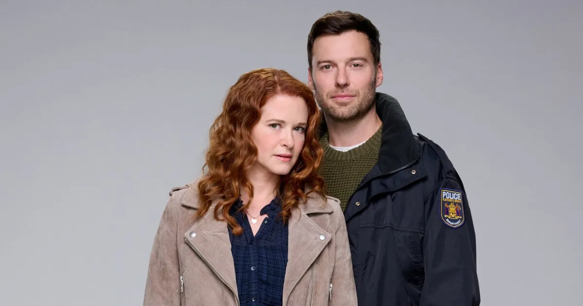 Sarah Drew and Peter Mooney in Mistletoe Murders