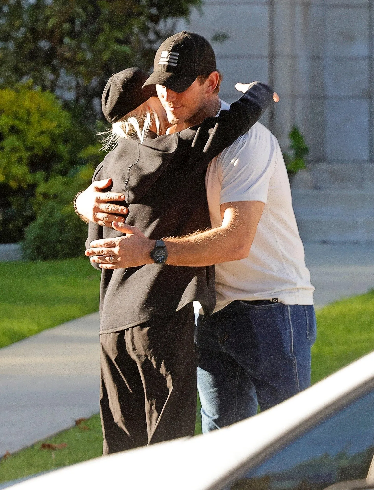 Chris Pratt gives a hug to his ex wife Anna Faris as she drops off their son to Jack to help feed the homeless on Thanksgiving BGUS_3428428_001