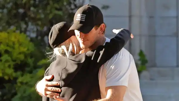 Chris Pratt gives a hug to his ex wife Anna Faris as she drops off their son to Jack to help feed the homeless on Thanksgiving BGUS_3428428_001