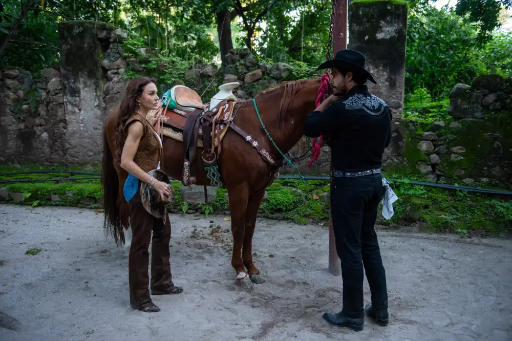 Angelique Boyer y Brandon Peniche en "Dom&eacute;nica Montero"