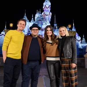 GettyImages-1181109264-Kristen-Bell-Idina-Menzel-and-Josh-Gad-Earn-60-Million-Salaries-for-Frozen-Movies