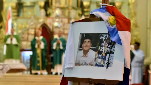 Imagen de Fernando Báez Sosa en una iglesia de Asunción, Paraguay.