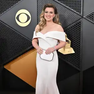 Kelly Clarkson Shares How She Hilariously Clapped Back at a Manager Who Told Her to ‘Get a Boob Job’
