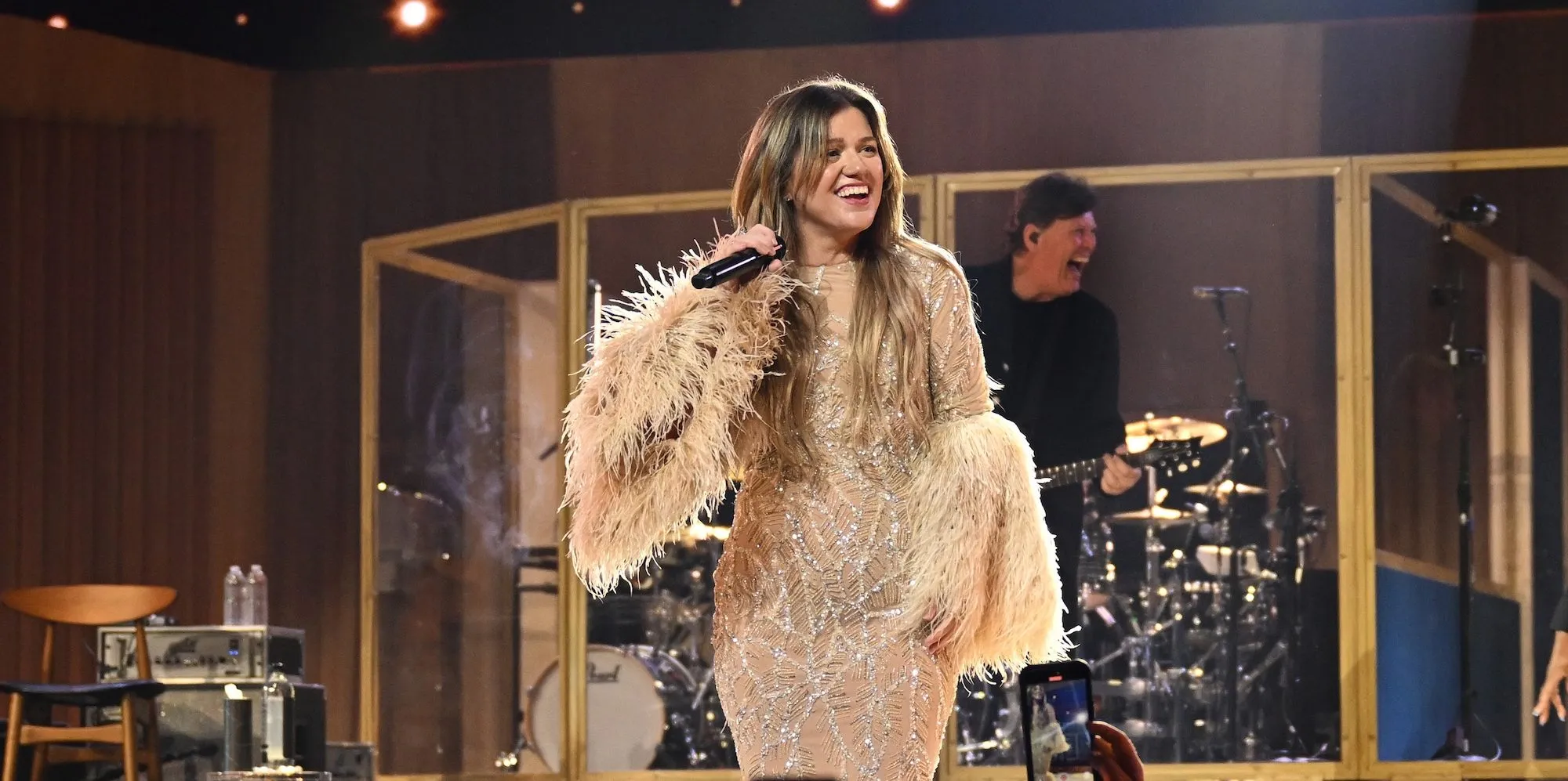 GettyImages-2224788606 Kelly Clarkson Helps Fans Get Engaged in 1st Concert Since Ex Death