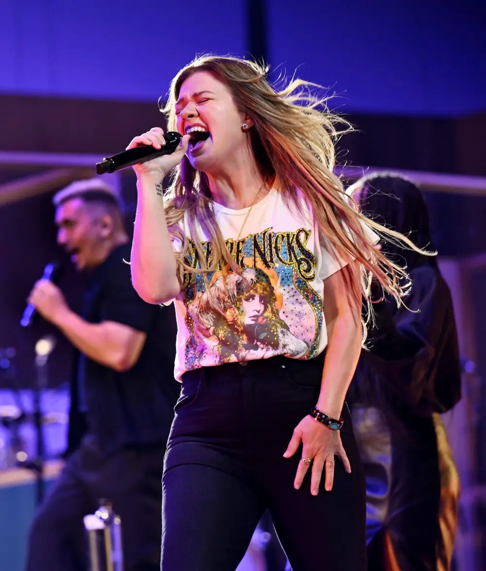 GettyImages-2224788640 Kelly Clarkson Helps Fans Get Engaged in 1st Concert Since Ex Death