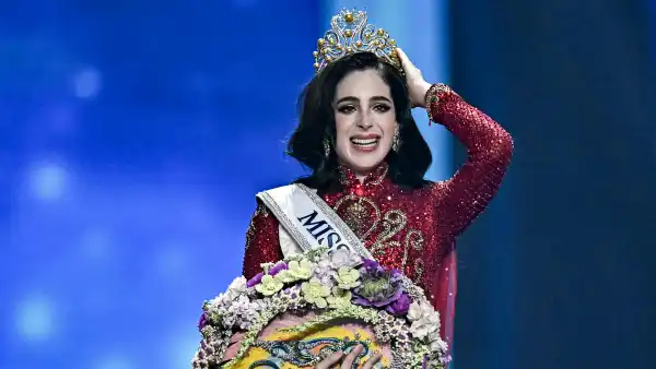 La mexicana Fátima Bosch se corona con el título de Miss Universo 2025 en Tailandia.