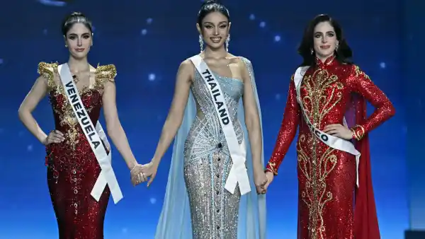 Miss México Fátima Bosch, Miss Tailandia Praveenar Singh y Miss Venezuela Stephany Adriana Abasali Nasser.