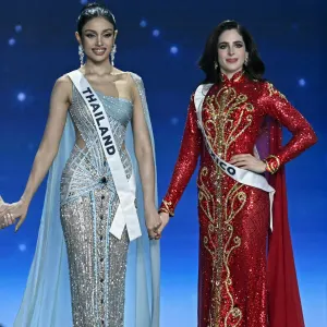 Miss México Fátima Bosch, Miss Tailandia Praveenar Singh y Miss Venezuela Stephany Adriana Abasali Nasser.