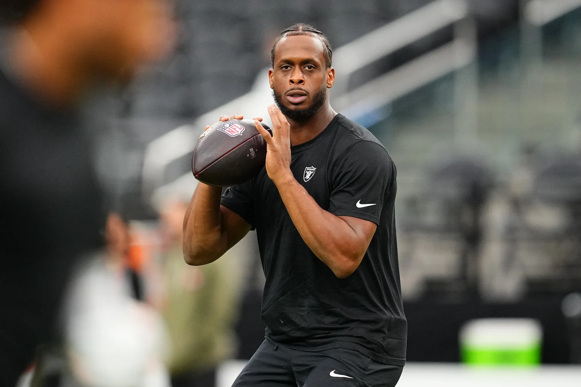 Raiders QB Geno Smith Appears to Flip Off Fans After Loss to Browns