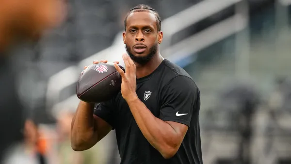 Raiders QB Geno Smith Appears to Flip Off Fans After Loss to Browns