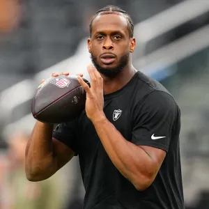 Raiders QB Geno Smith Appears to Flip Off Fans After Loss to Browns