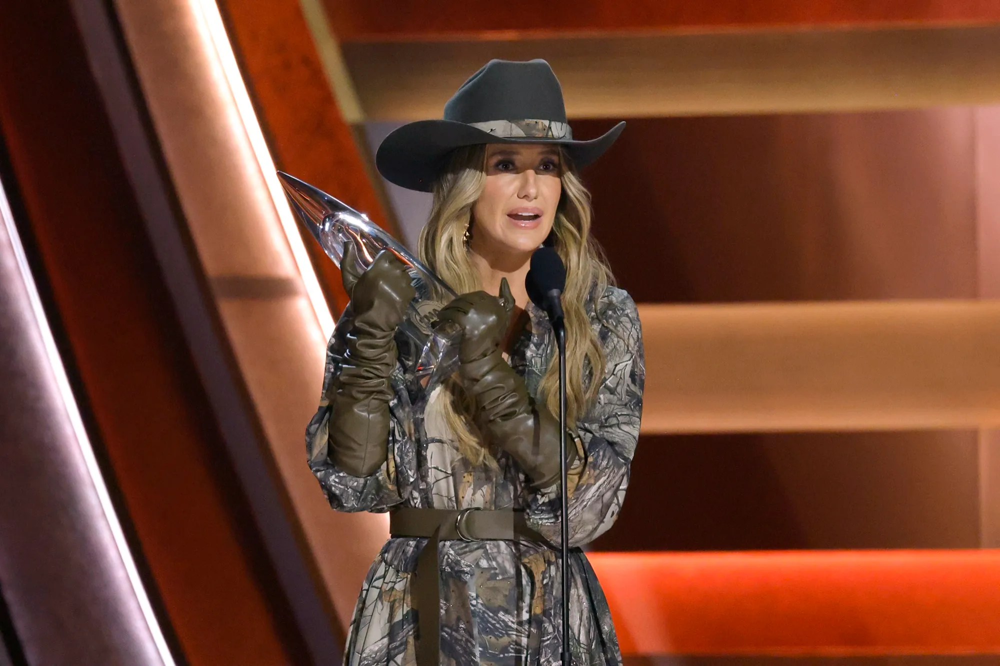GettyImages2247567135 Lainey Wilson Hints at Wedding Date After Winning Top Prize at 2025 CMAs