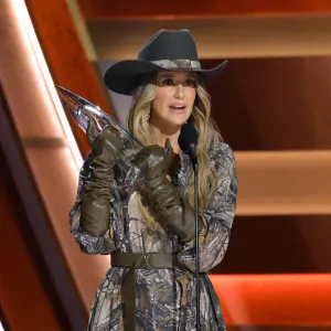 GettyImages2247567135 Lainey Wilson Hints at Wedding Date After Winning Top Prize at 2025 CMAs