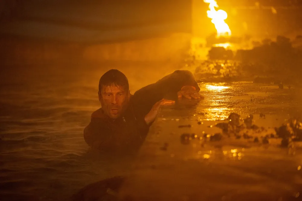 Glen-Powell-Details-Half-Naked-Running-Man-Stunts-inline-MCDRUMA_PA021