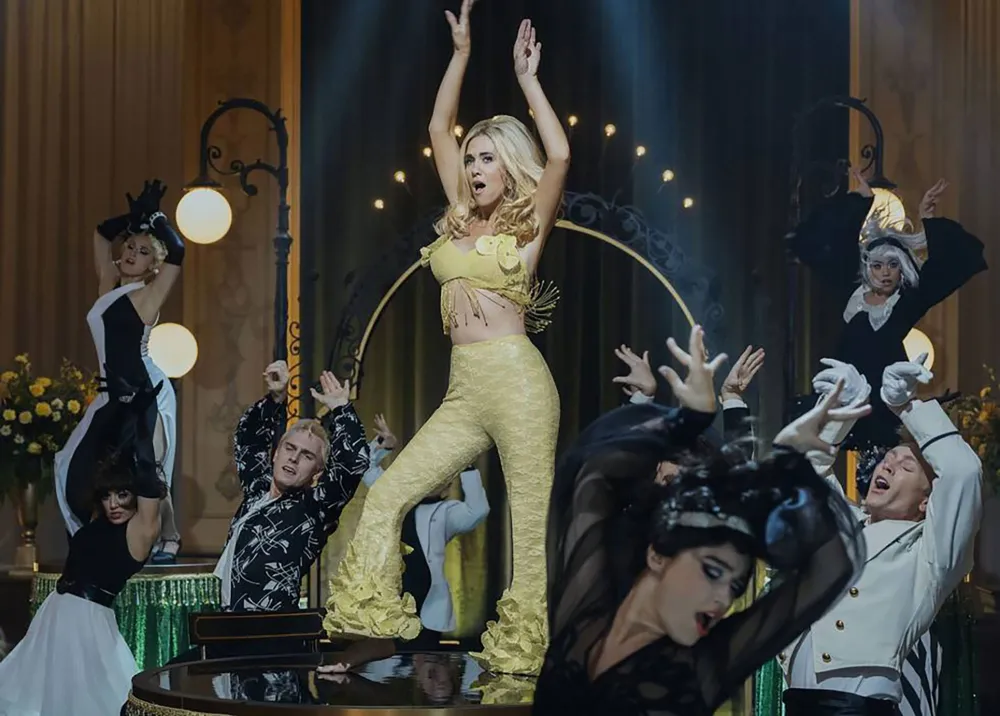 Kristen Wiig Palm Royale Apple TV 4