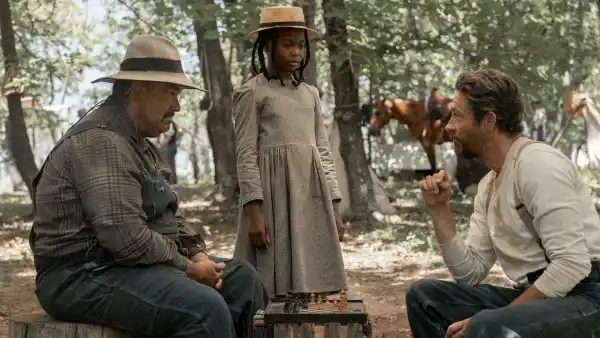 Mel Rodriguez como Mace, en Sarah's Oil.