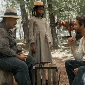 Mel Rodriguez como Mace, en Sarah's Oil.