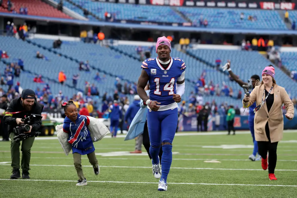 Stefon-Diggs-and-Nova-GettyImages-1433214031