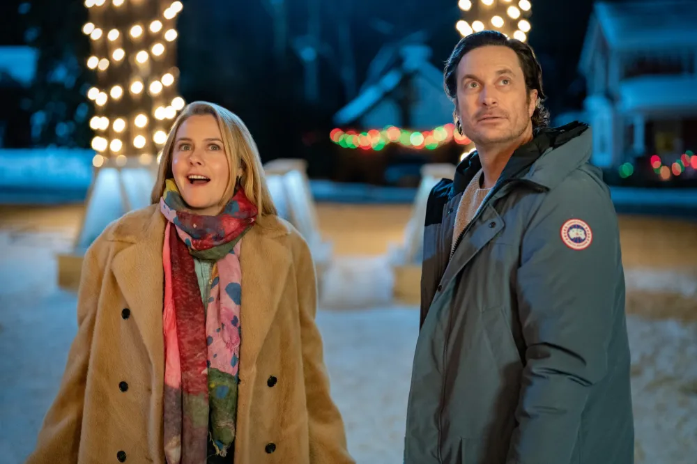Alicia Silverstone and Oliver Hudson in A Merry Little Ex-Mas