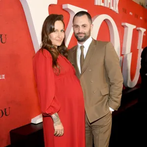 gettyimages-2211690157-domino-kirke-penn-badgley