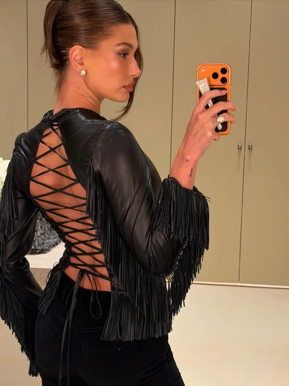 Hailey Bieber presume su atuendo de cumplea&ntilde;os anticipado con un detalle sexy antes de cumplir 29 a&ntilde;os