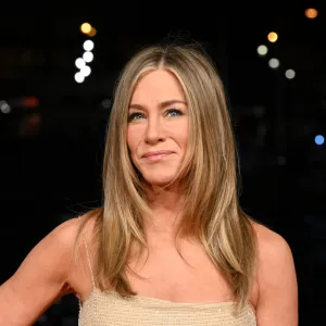 jennifer aniston flip-flops