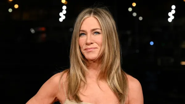 jennifer aniston flip-flops