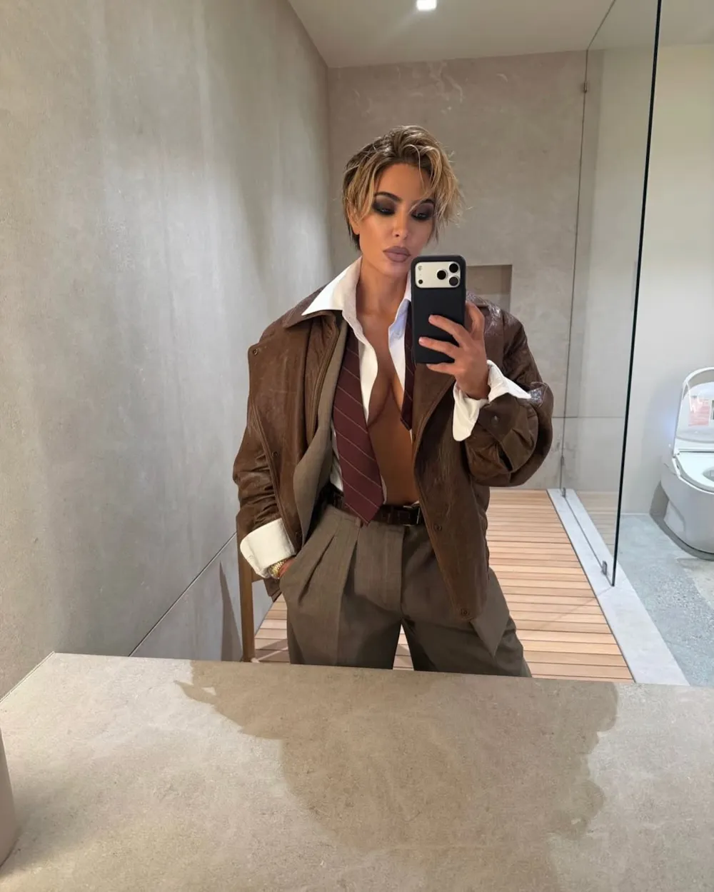 Kim Kardashian Shares Behind-the Scenes Pics From Her Nude Painted Photo Shoot That Freed the Nip