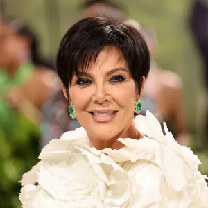 Kris Jenner Setting Powder