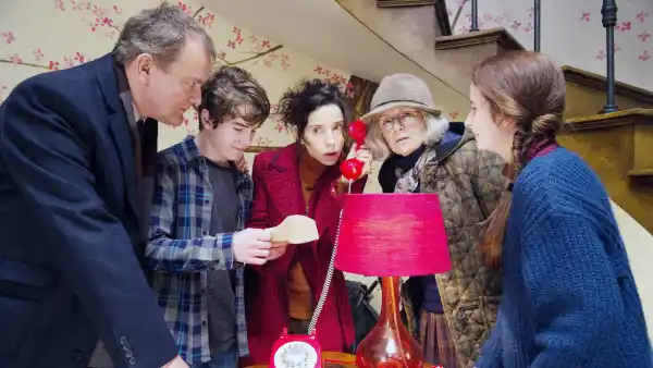 Hugh Bonneville, Samuel Joslin, Sally Hawkins, Julie Walters, Madeleine Harris in Paddington 2