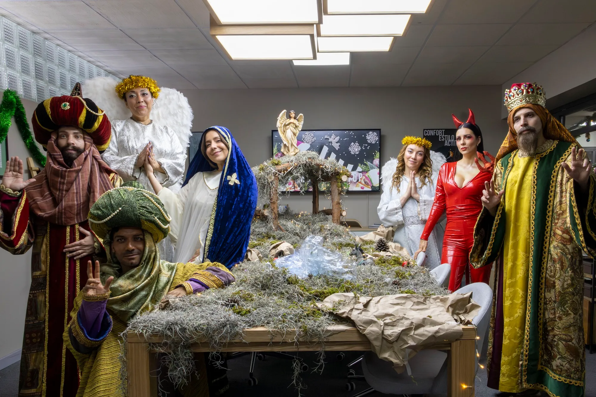 "Mirreyes contra Godínez: un especial de Navidad" por ViX Premium