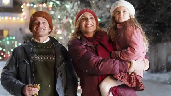 Steve Zahn, June Diane Raphael and Bellaluna Resnick in 8-Bit Christmas