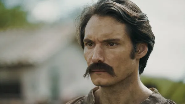 El actor Claudio Cataño interpreta a Aureliano Buendía en Cien Años de Soledad.