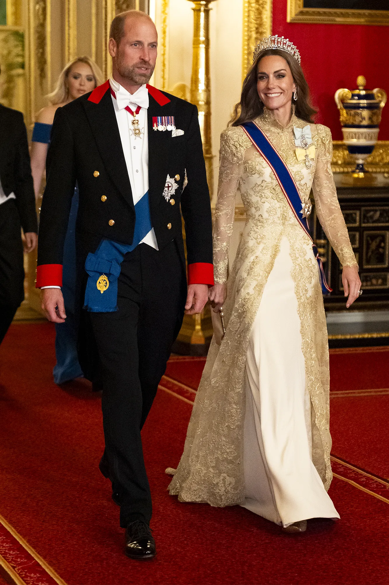 Feature 2601 Luxury Handbag Shopping Cover Story