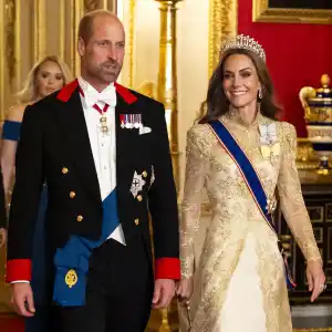 Feature 2601 Luxury Handbag Shopping Cover Story