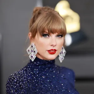 Feature Taylor Swift 2552 Luxury Handbag Shopping Cover Story