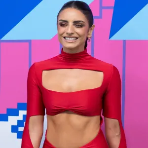 Aislinn Derbez.