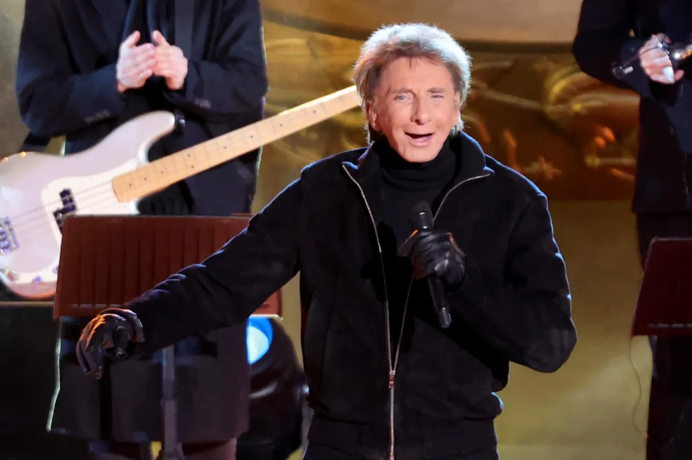 GettyImages-1821209806-barry-manilow