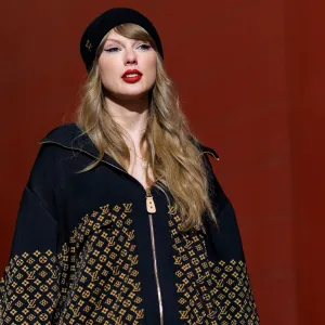 taylor swift huggie earring