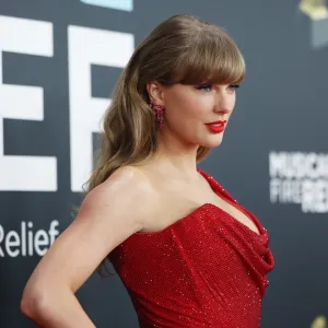 taylor swift red sweater