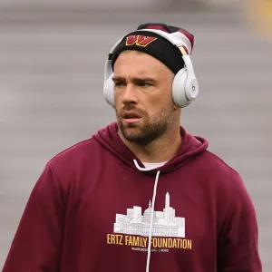 Commanders Zach Ertz Breaks Down in Tears After Suffering Knee Injury